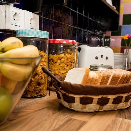 曼波探戈旅舍 *